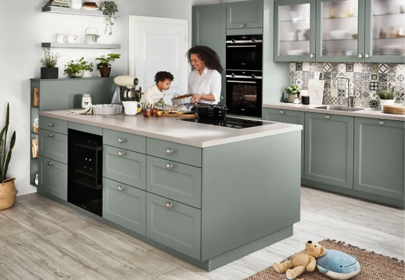 Mutter und Sohn backen an grüner Inselküche