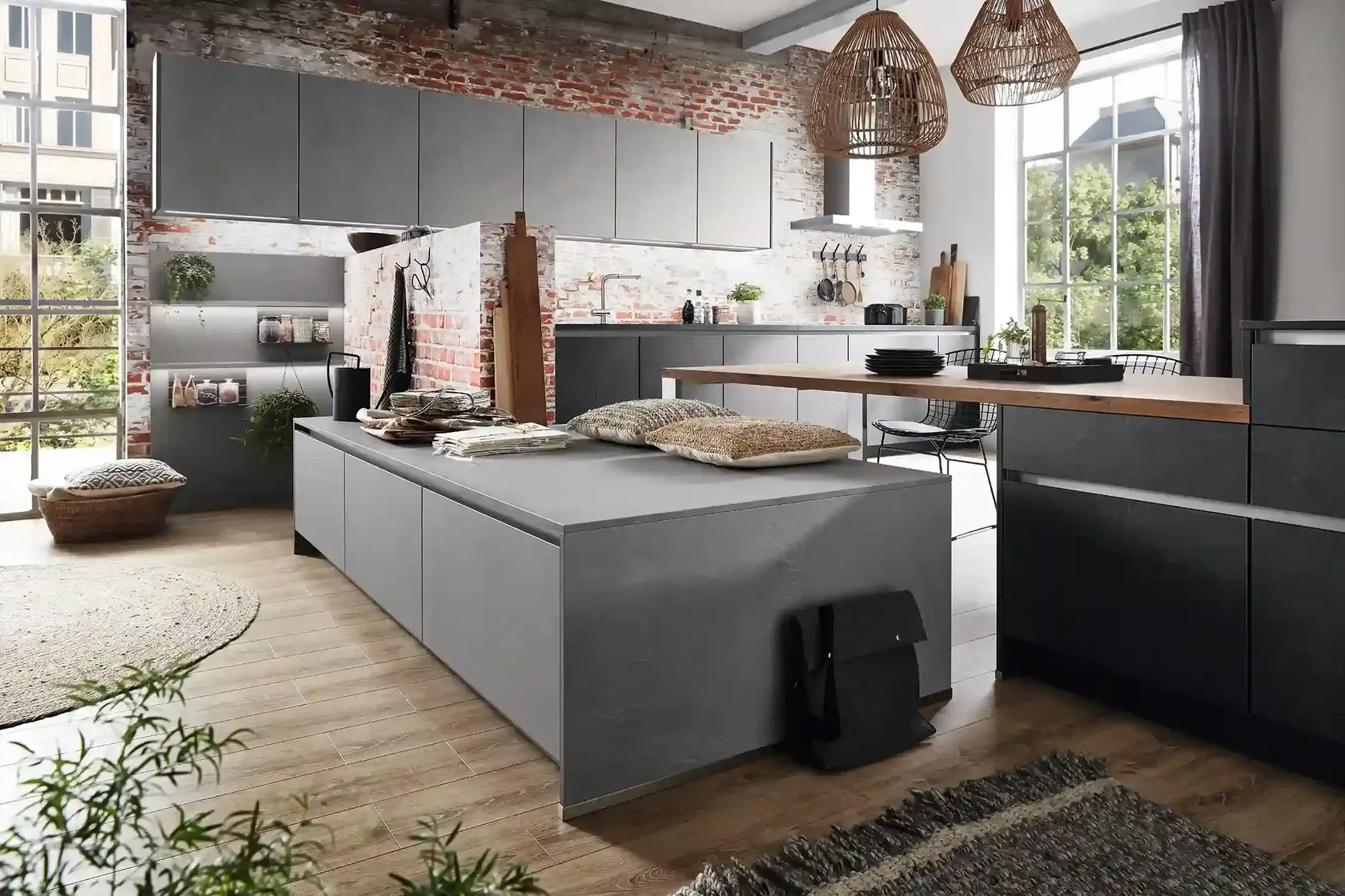 graue Kücheninsel mit beleuchteten Schränken