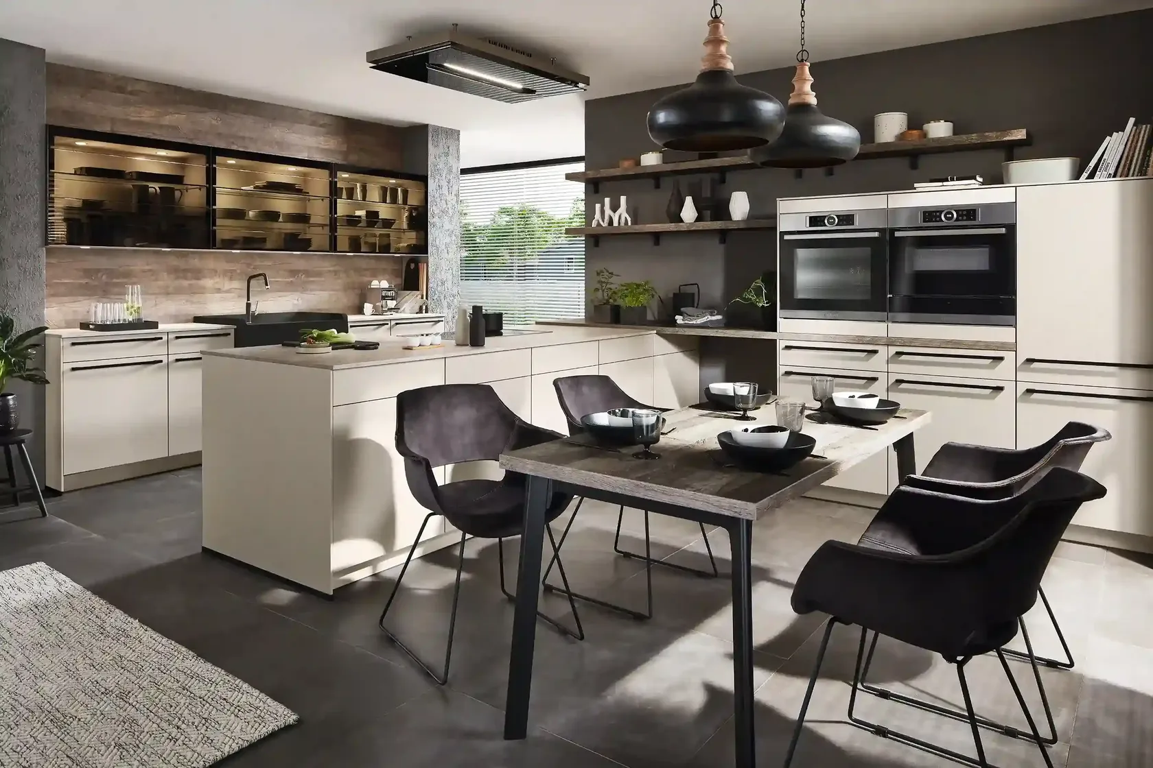 helle Kücheninsel mit Esstisch