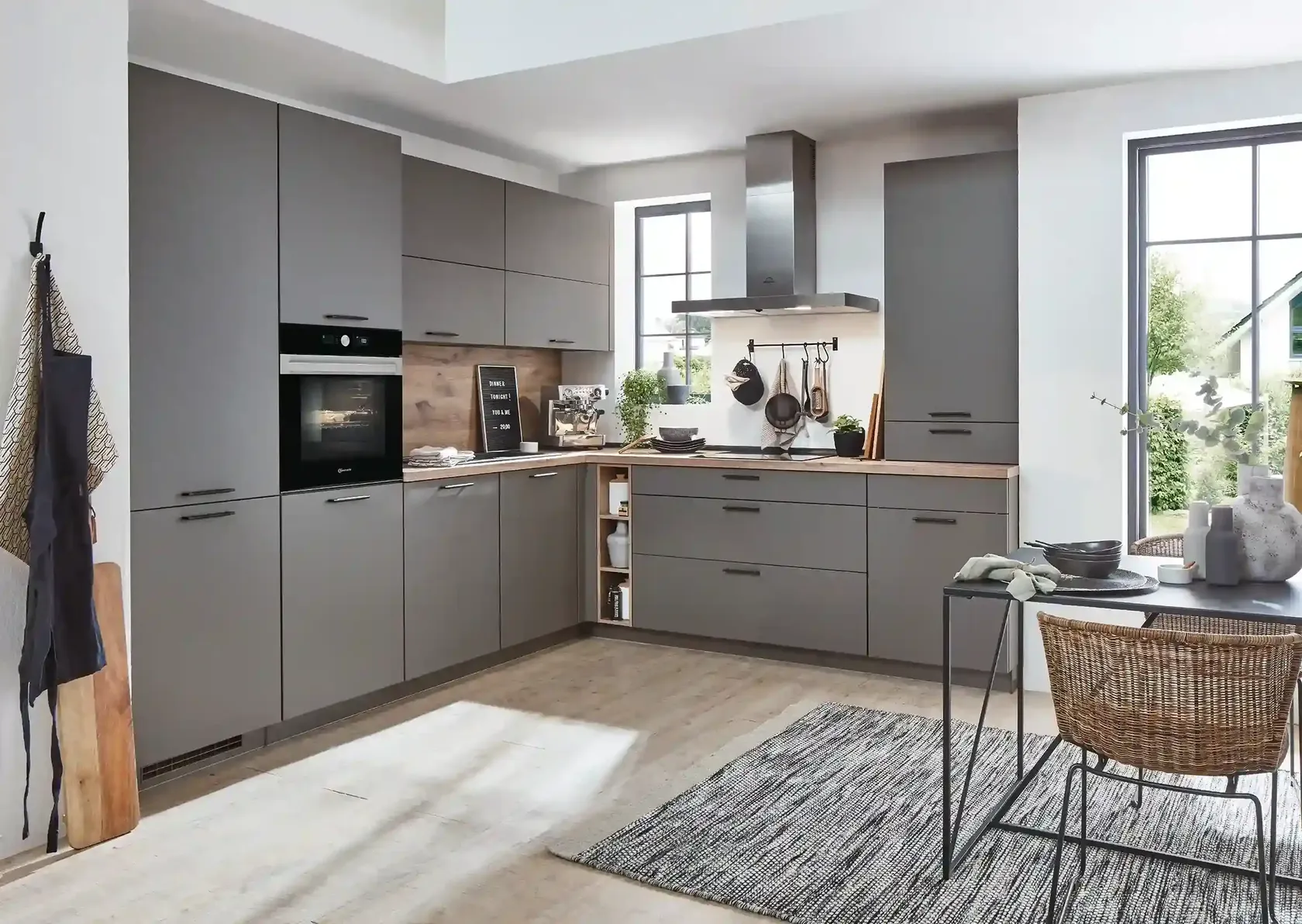 gemütliche L-förmige Küche bei Tageslicht