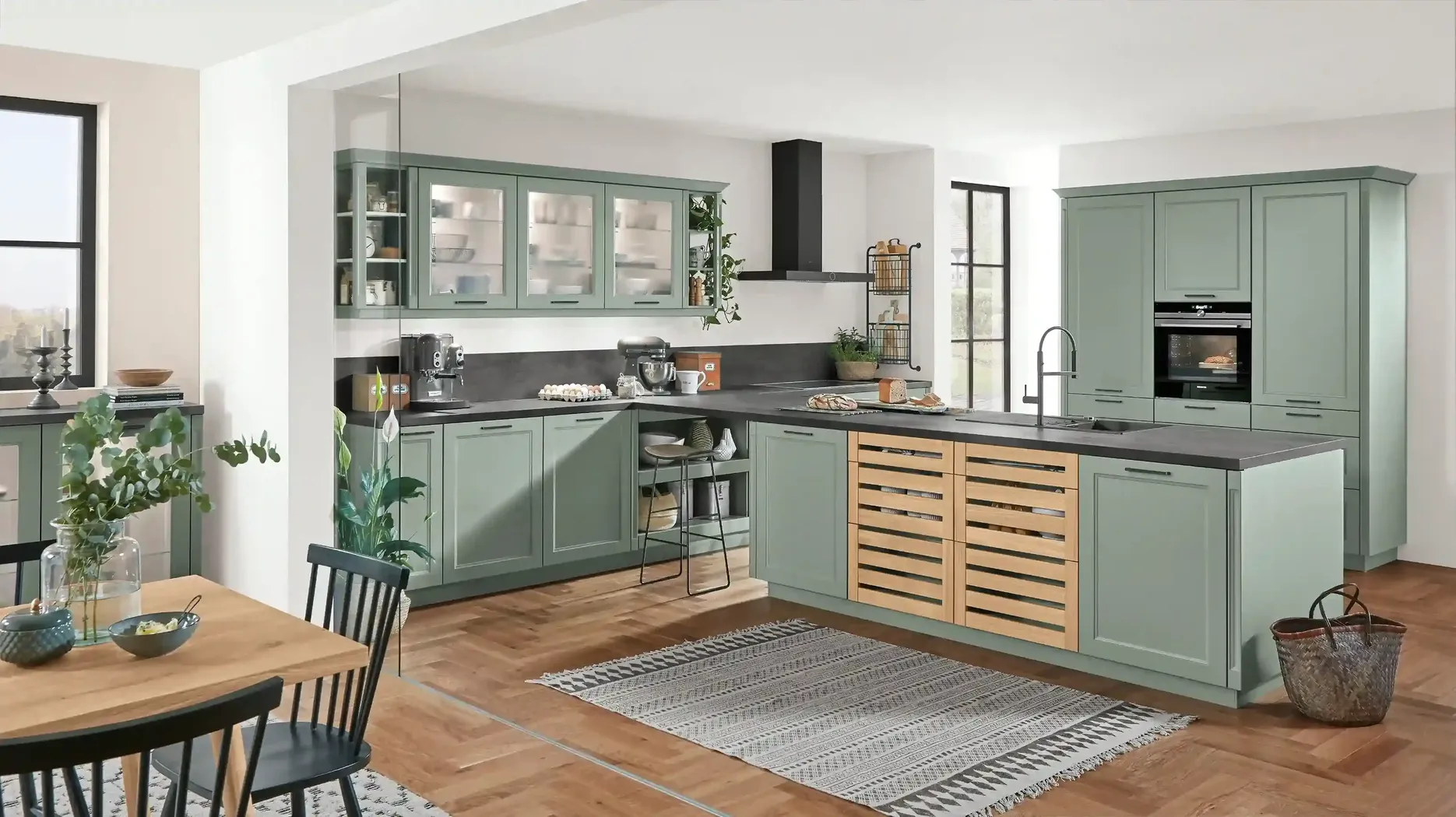 Grüne Kücheninsel im klassischen Stil