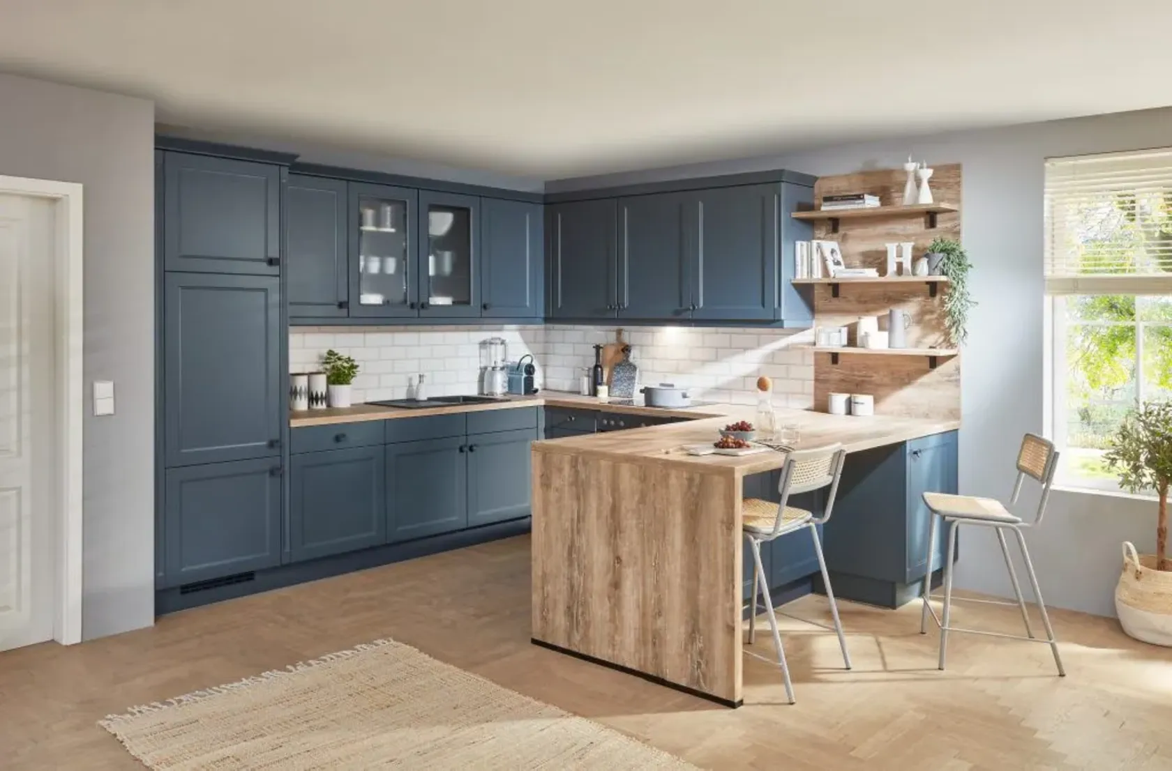 Blaue U-förmige Küche mit Esstisch