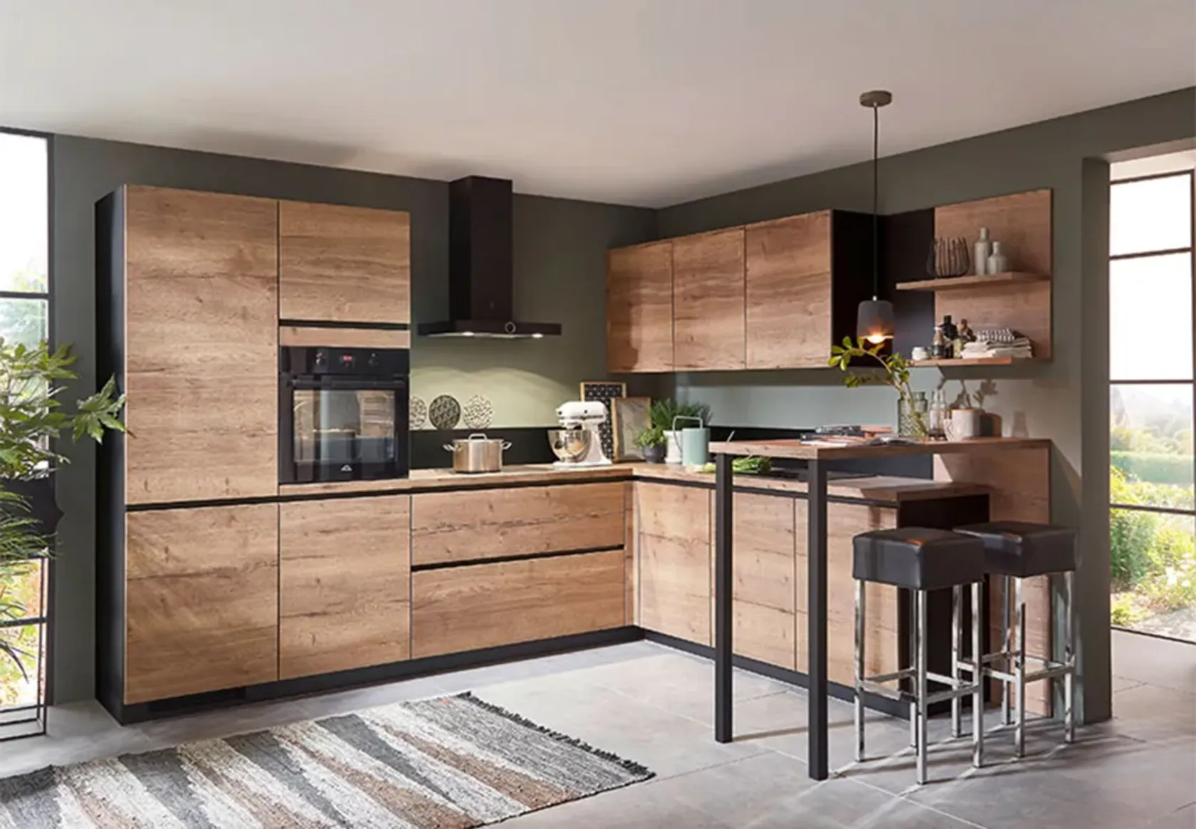 einladende L-Kueche mit Holzoptik