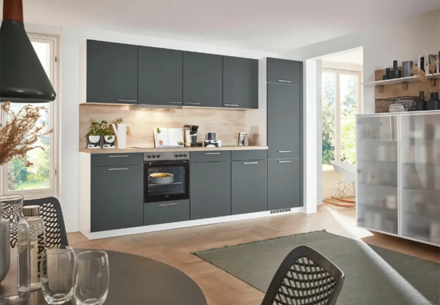 grüne Zeilenküche mit Esstisch