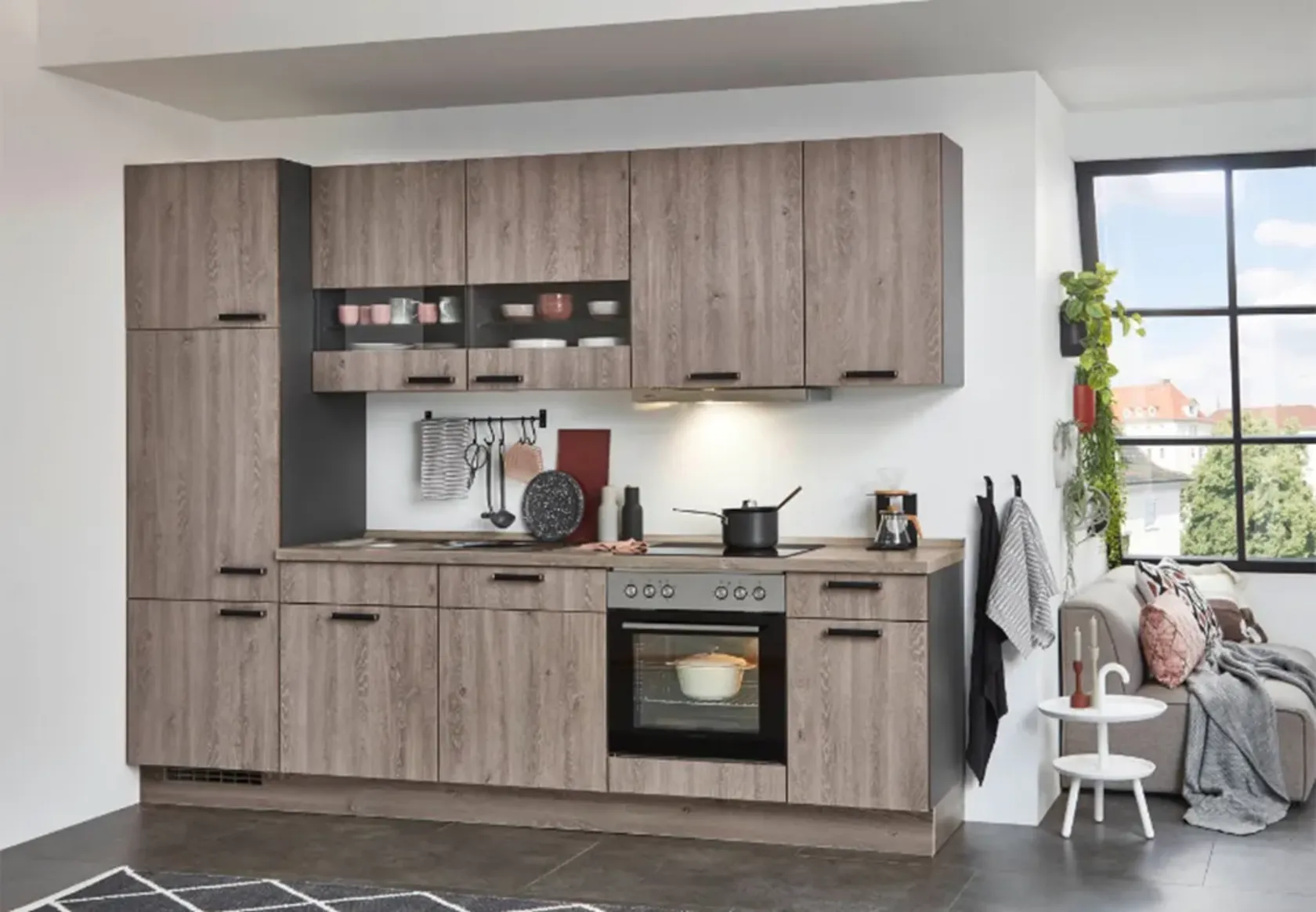 braune Zeilenküche in Holzoptik