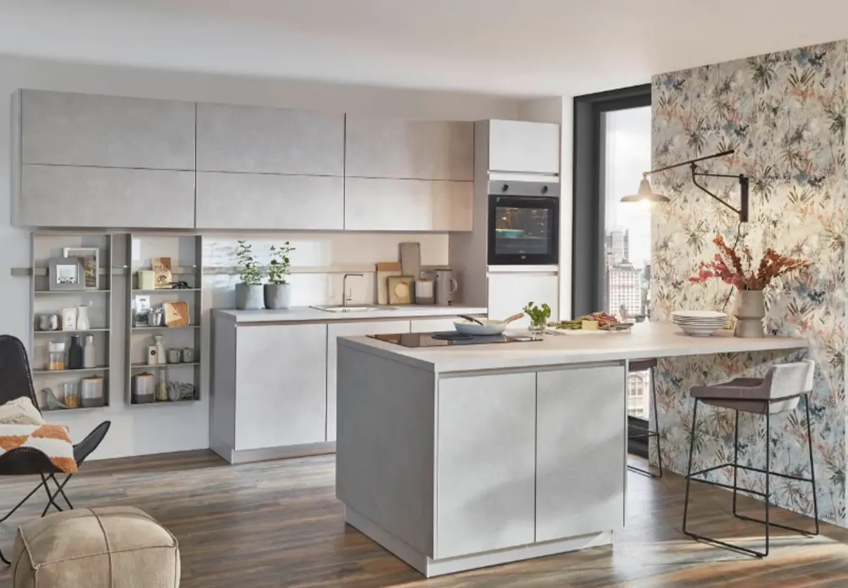 graue Inselküche im Tageslicht