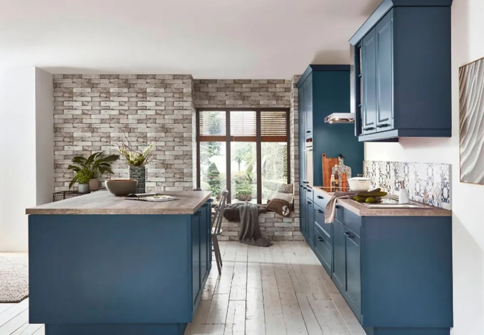 blaue Inselküche im Tageslicht