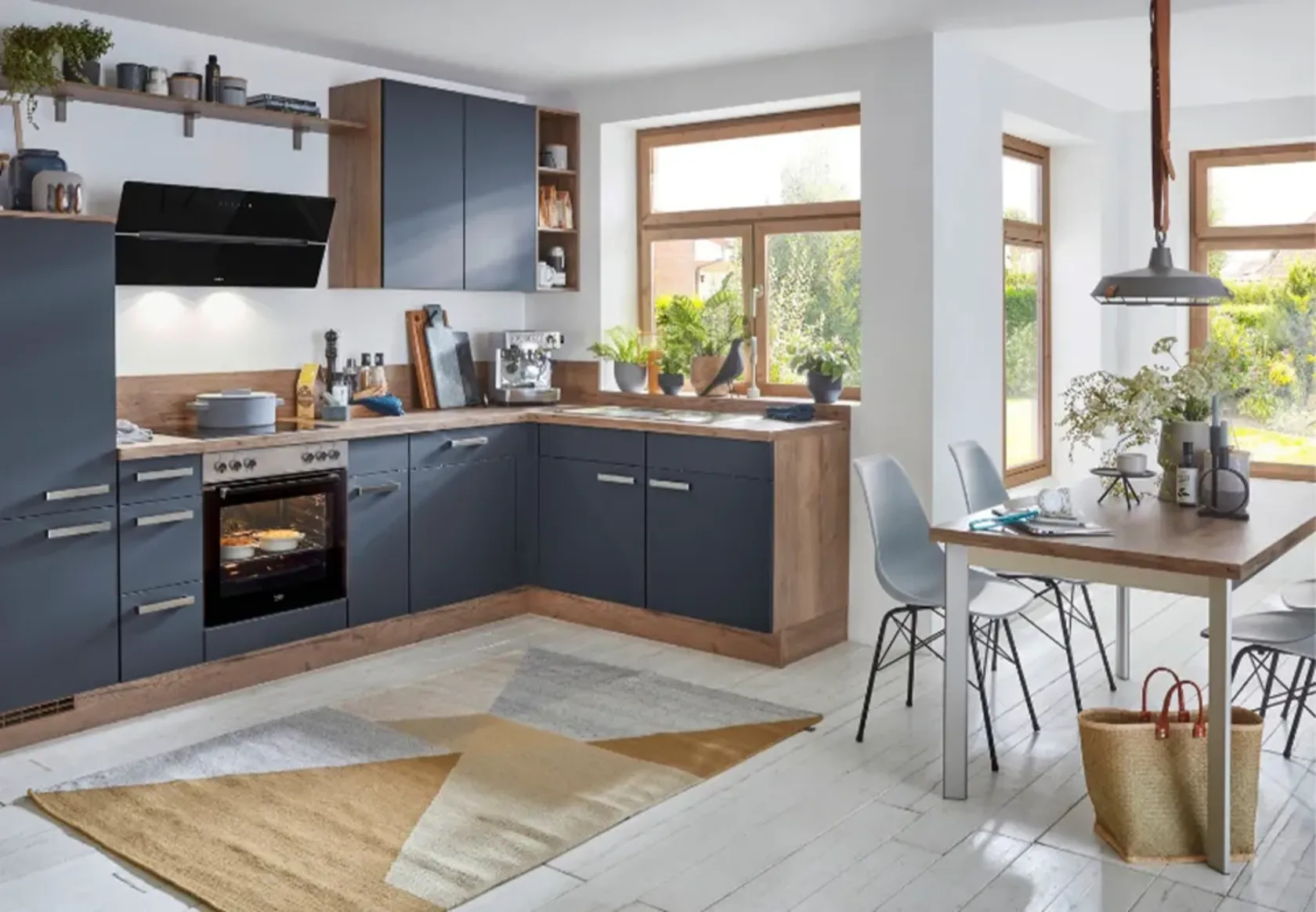 blaue L-Küche am Essbereich