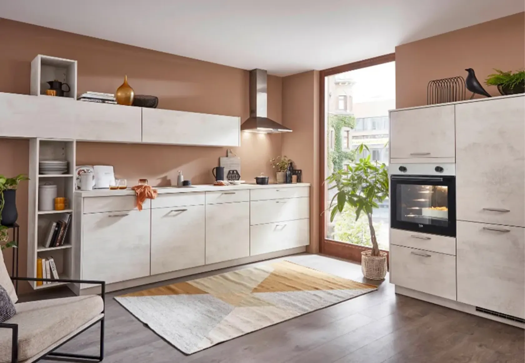 weiße Küche mit Wandregalen