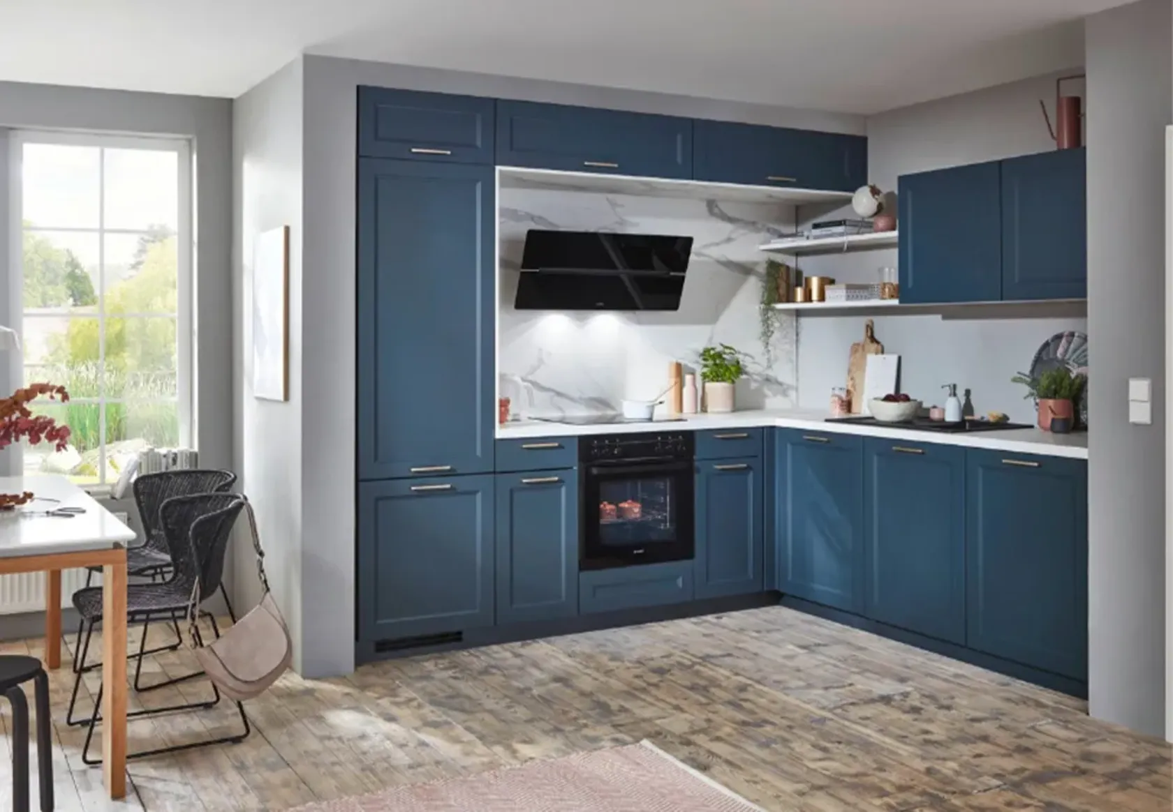 blaue L-Kueche im Landhausstil