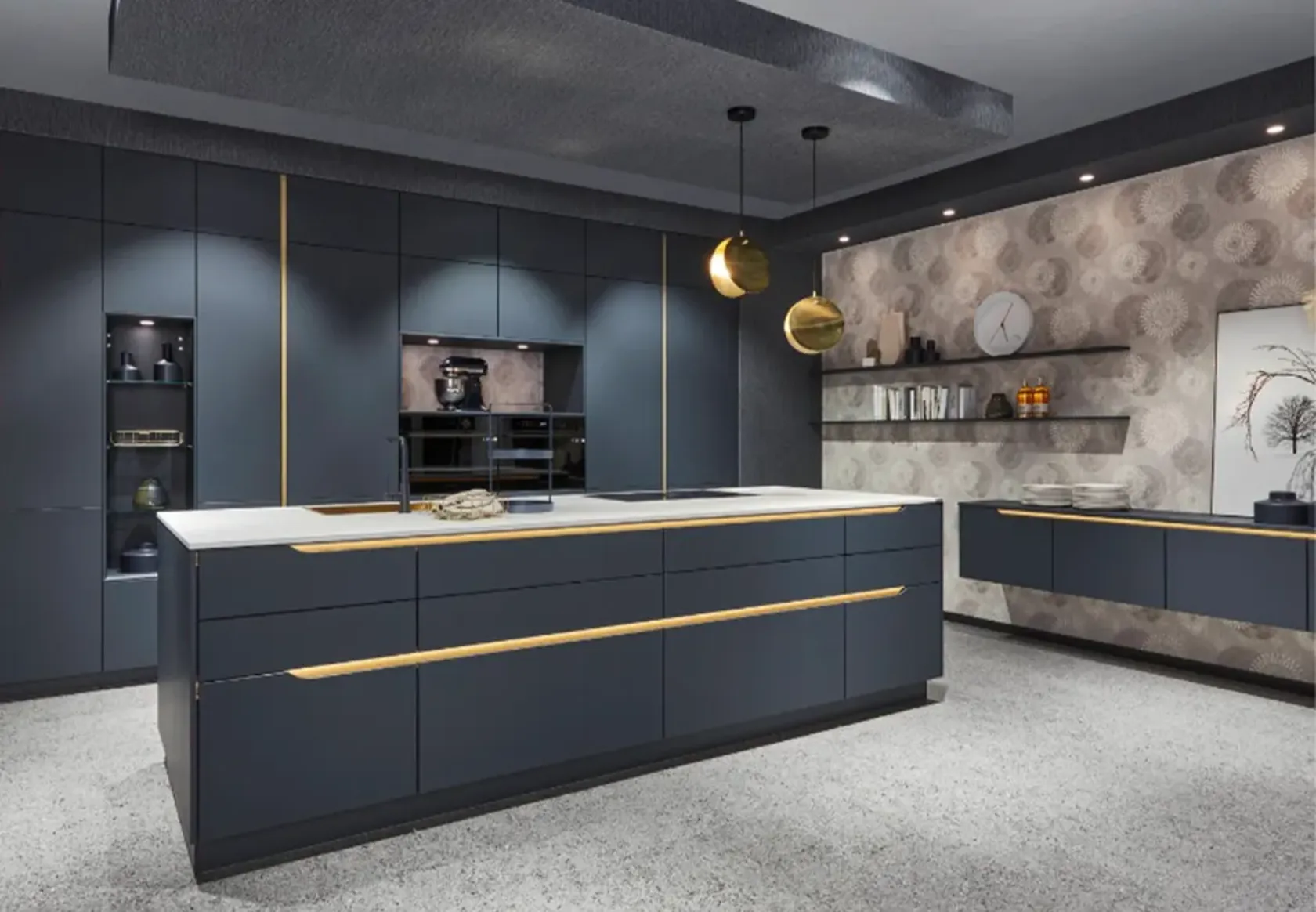 moderne blaue Inselküche mit Wandregalen