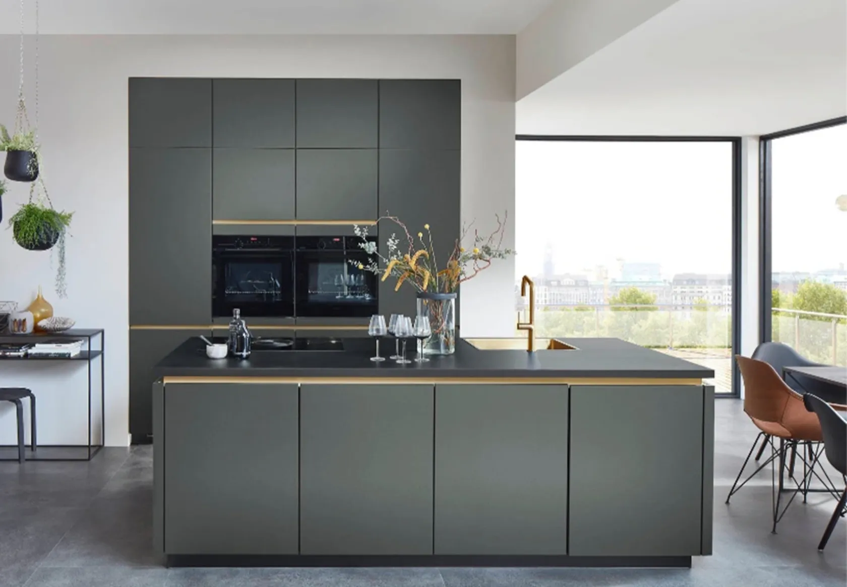 graue Inselküche im Tageslicht