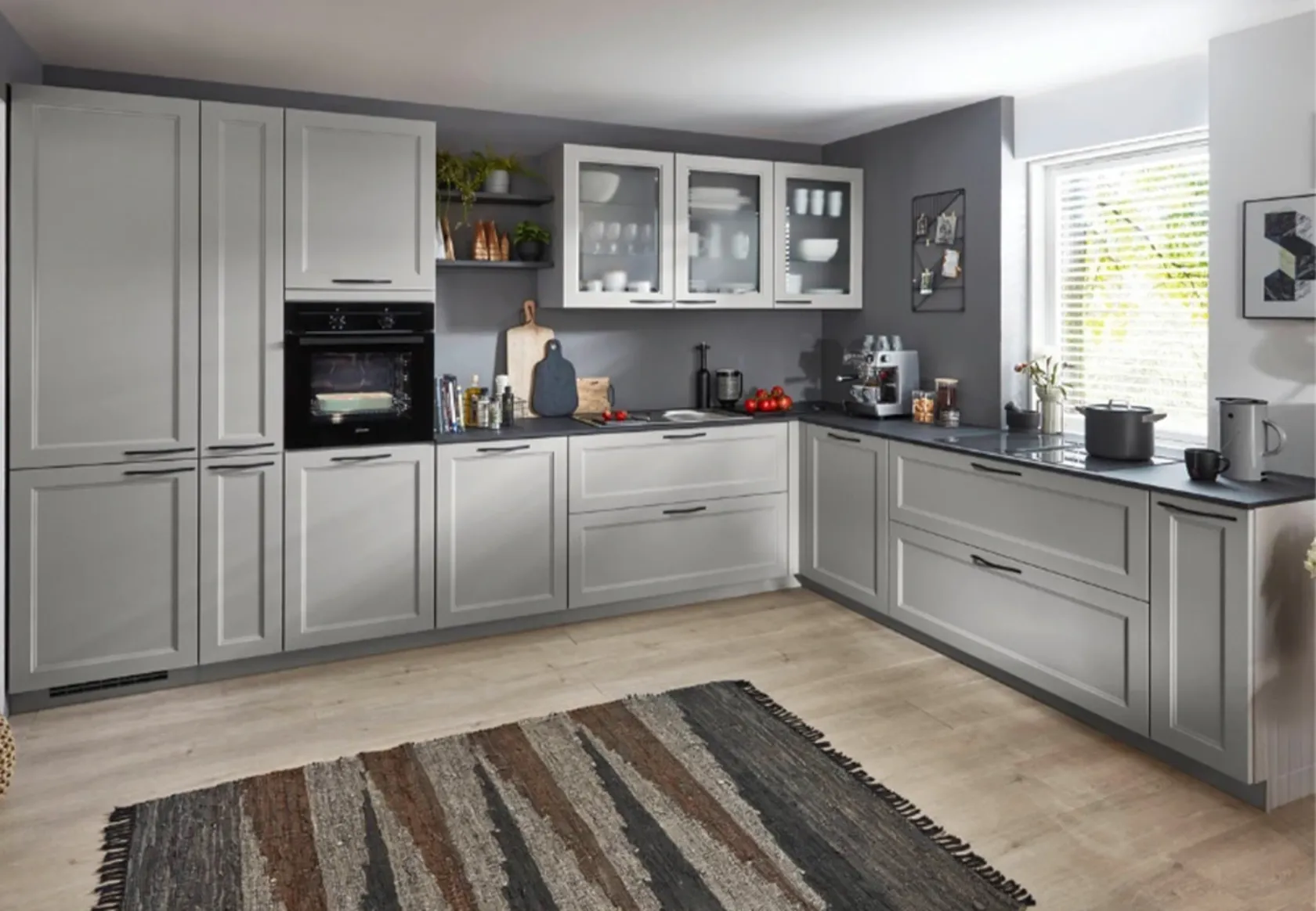 graue L-Küche im Tageslicht