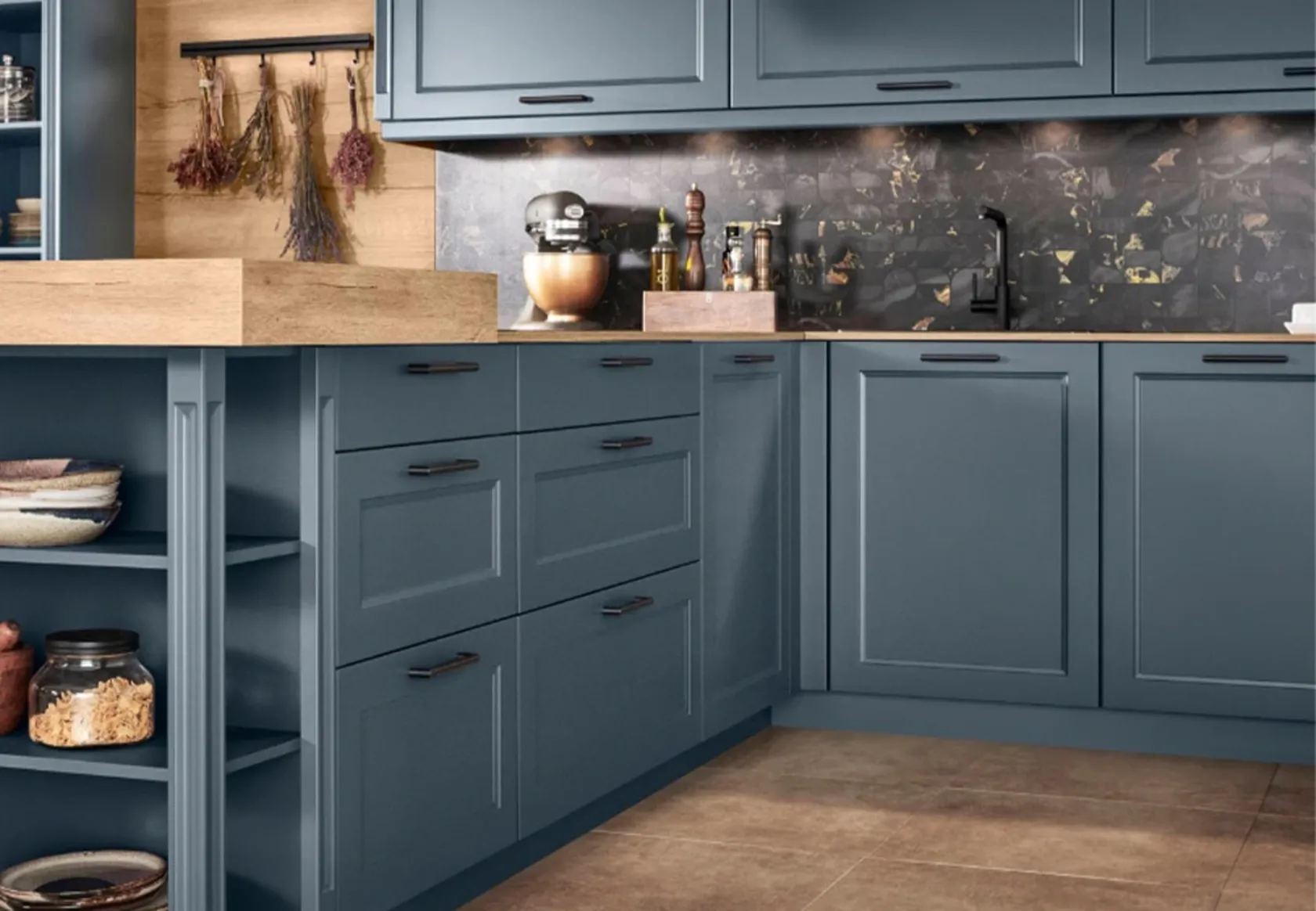 blaue L-Küche im Tageslicht