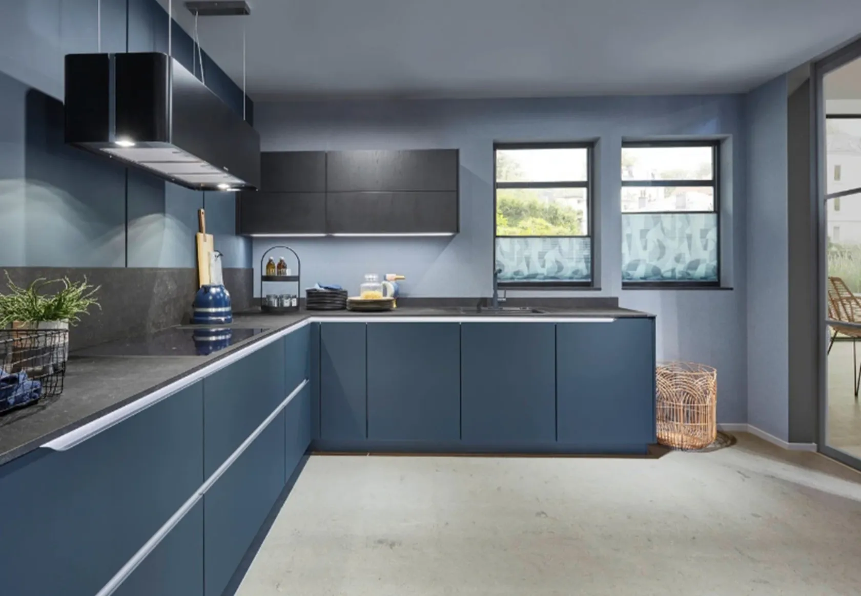 moderne blaue L-Kueche