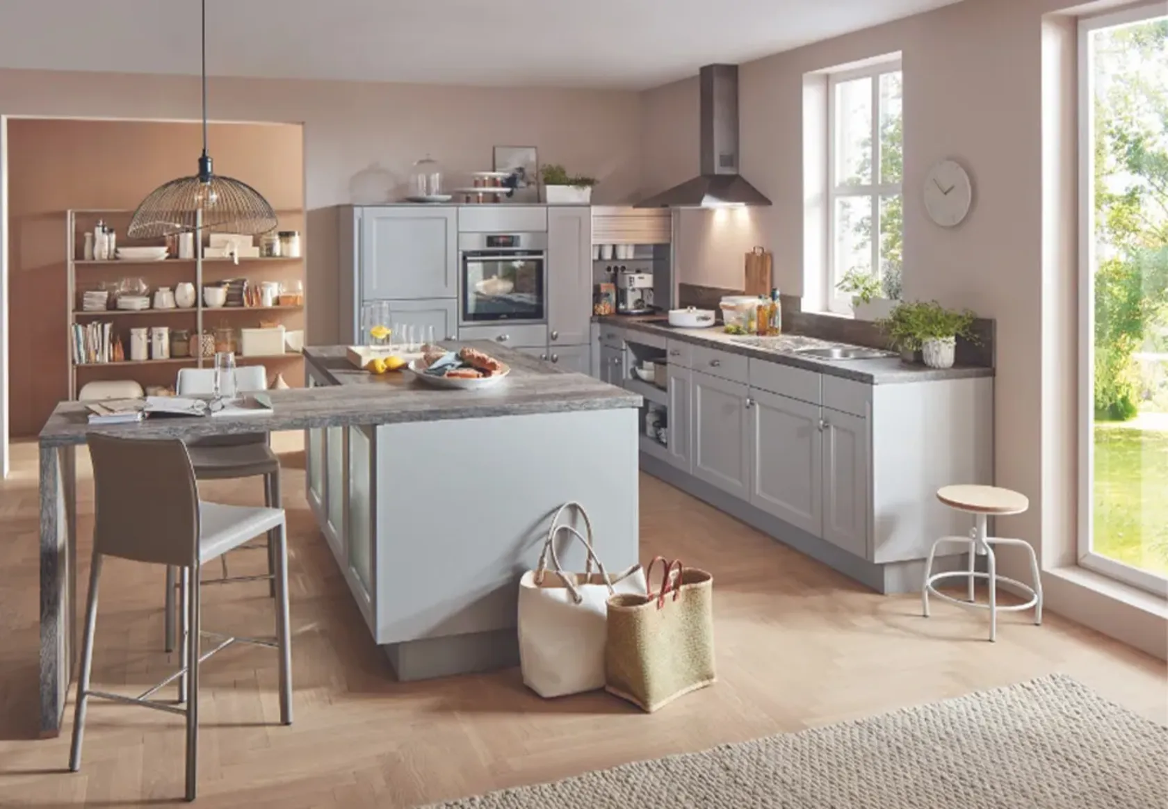 eingelebte graue Inselküche