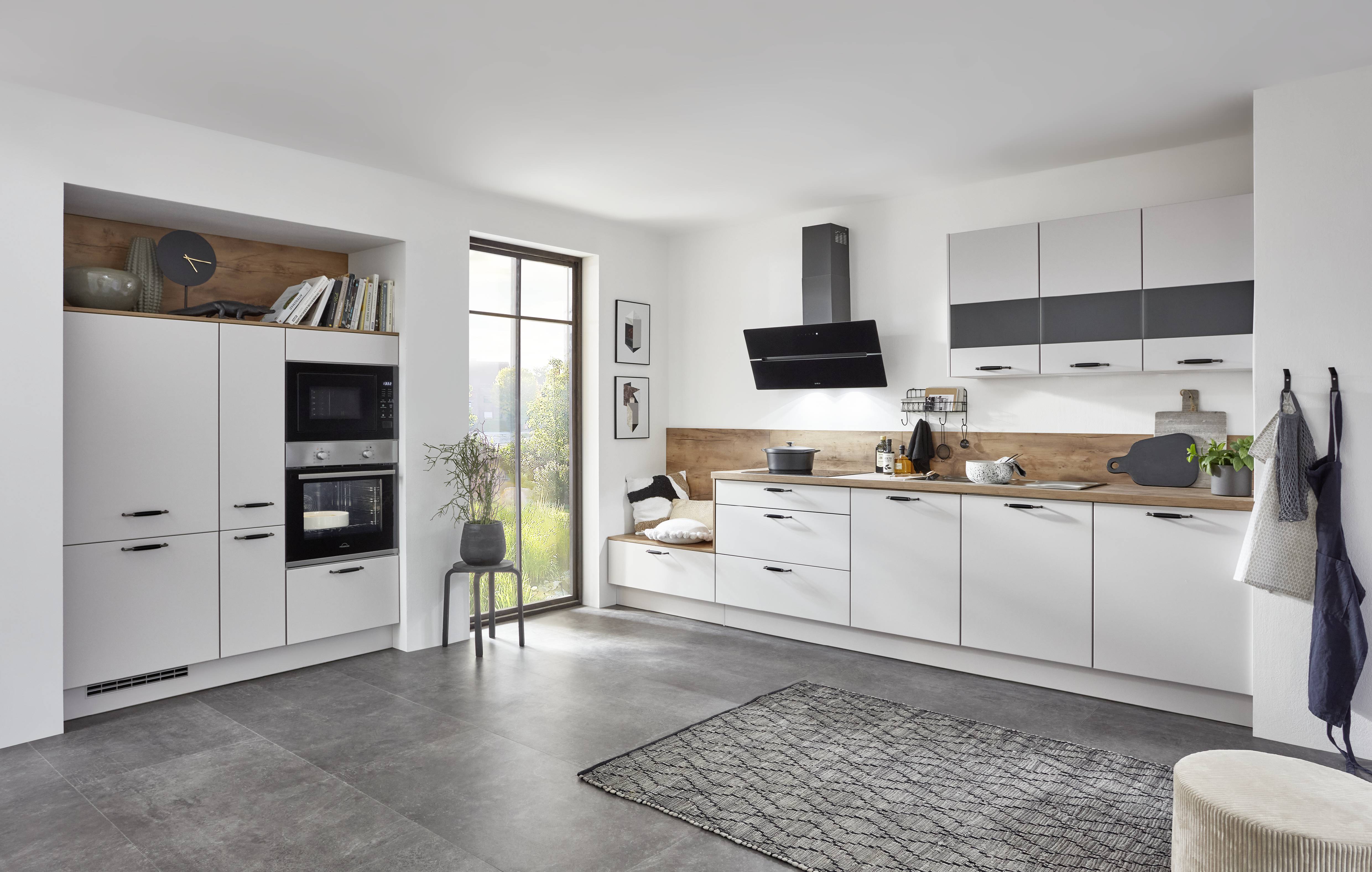 weiße zweizeilige Kueche mit Backofen und Mikrowelle in Sichthoehe weiße zweizeilige Kueche mit Backofen und Mikrowelle in Sichthoehe