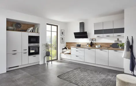 weiße zweizeilige Kueche mit Backofen und Mikrowelle in Sichthoehe weiße zweizeilige Kueche mit Backofen und Mikrowelle in Sichthoehe