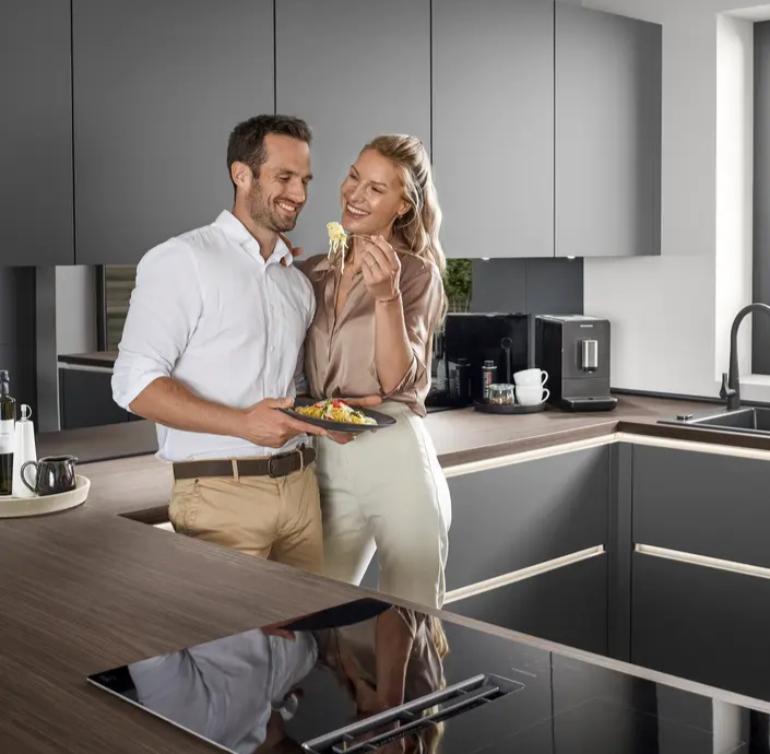 Moderne U-förmige Küche in hellem Raum – matte dunkelgraue Fronten ohne Griffe Moderne U-förmige Küche in hellem Raum – matte dunkelgraue Fronten ohne Griffe