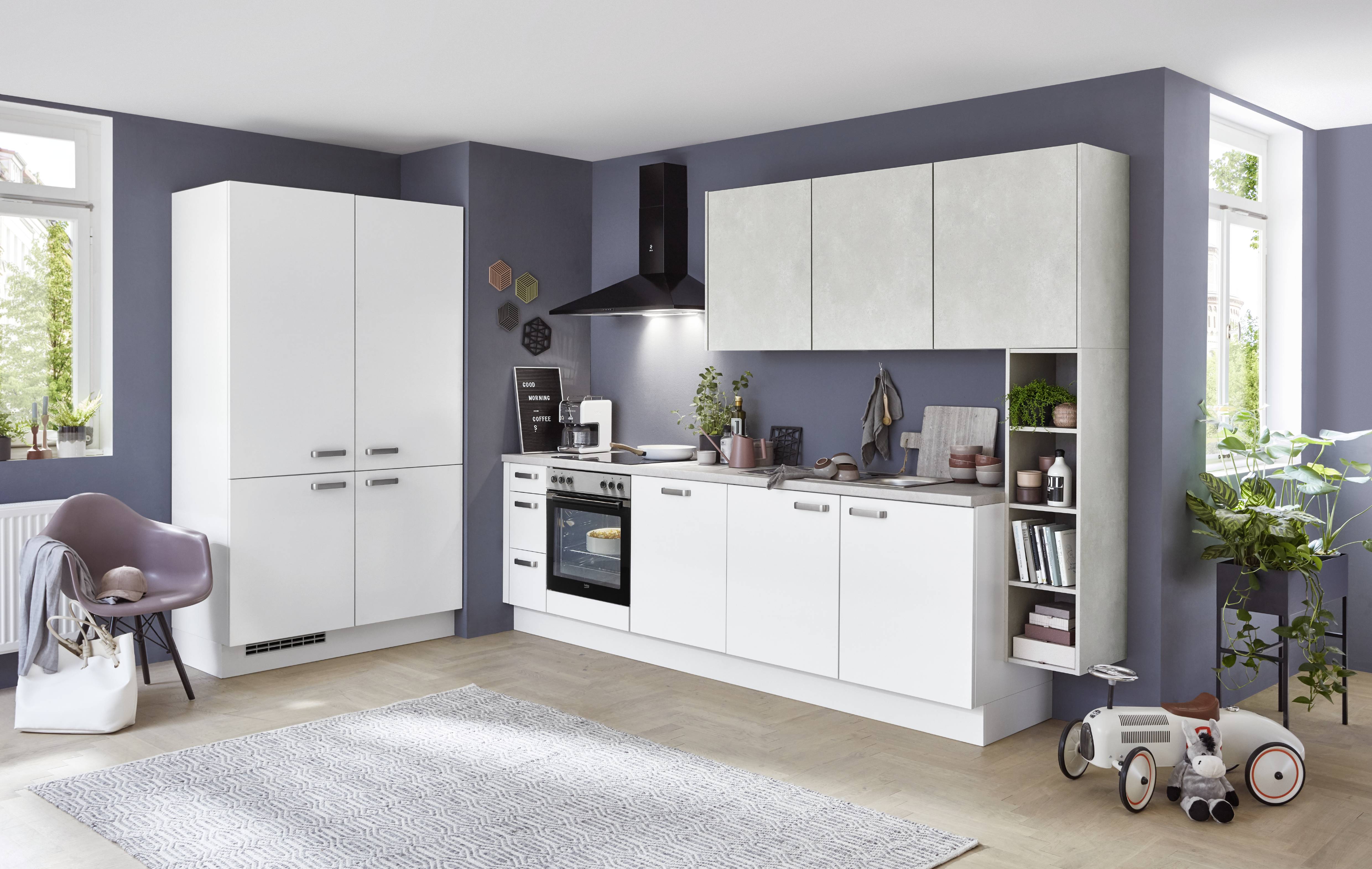 zweizeilige Kueche in weißer Front mit Betongrau kombiniert, silberne Griffe. Inhaltsverzeichnis folgt mit 5 Unterpunkten zweizeilige Kueche in weißer Front mit Betongrau kombiniert, silberne Griffe. Inhaltsverzeichnis folgt mit 5 Unterpunkten