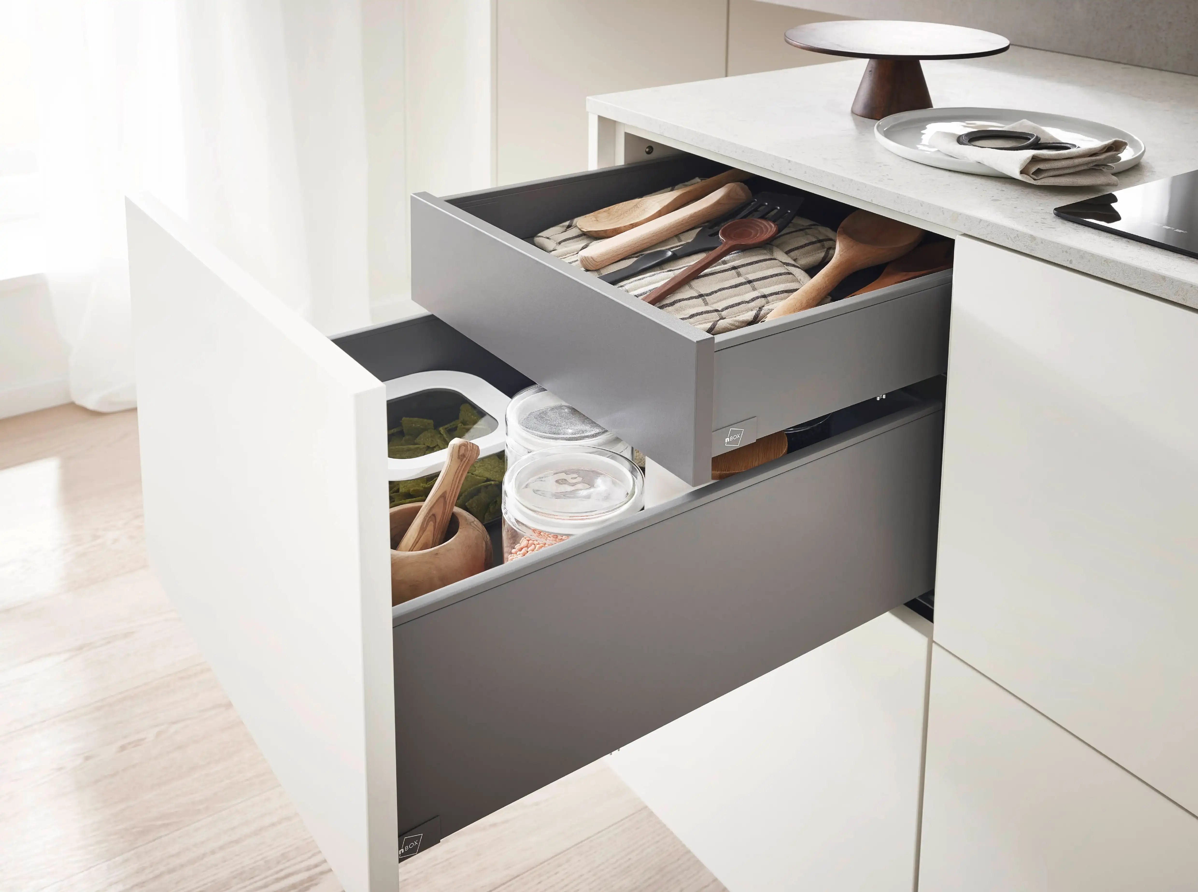 Gefüllte Küchenschublade mit Besteck und Küchenutensilien als Beispiel für Küchenservices, Organisation und funktionale Küchengestaltung Gefüllte Küchenschublade mit Besteck und Küchenutensilien als Beispiel für Küchenservices, Organisation und funktionale Küchengestaltung