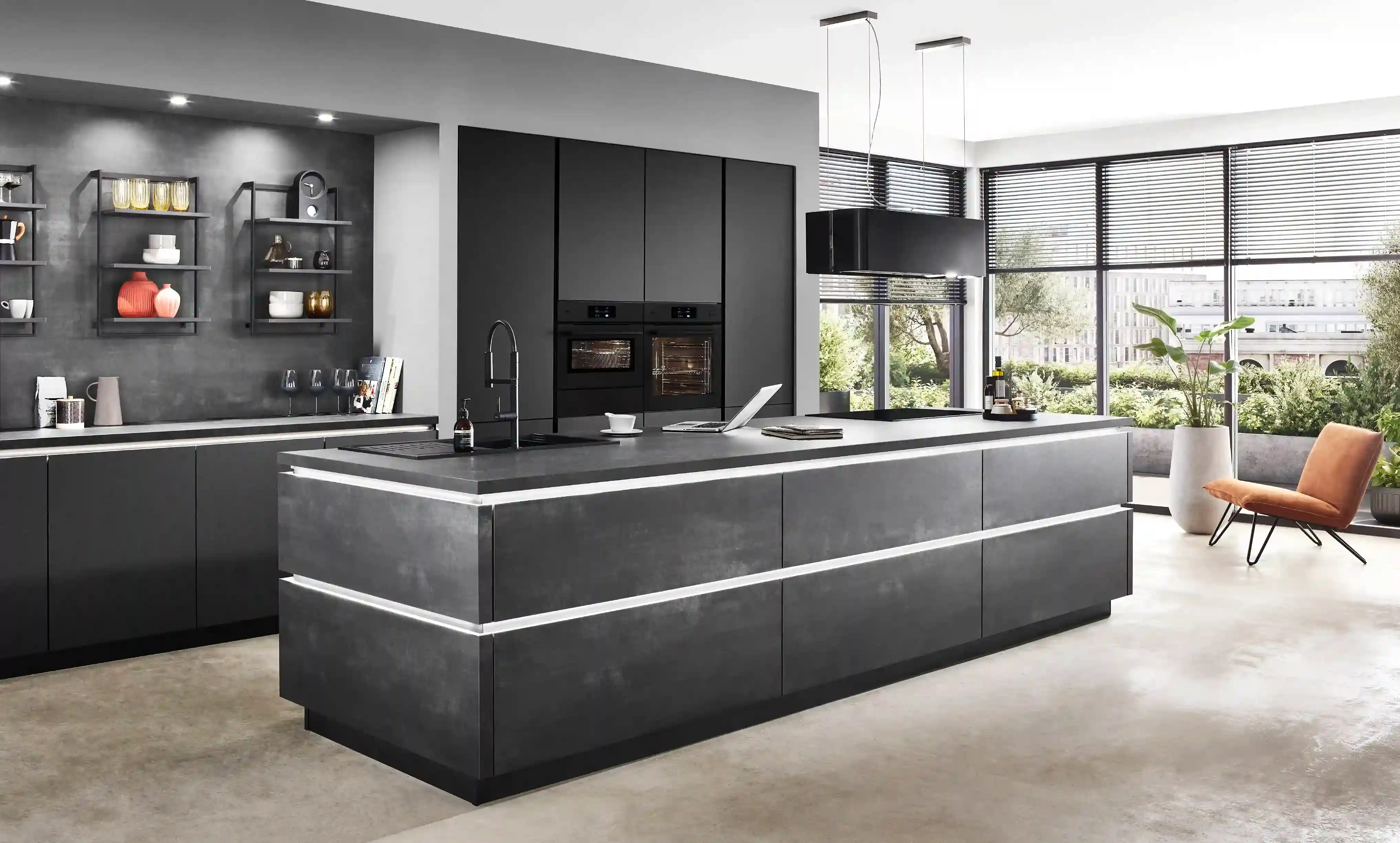 Dunkle Inselküche im industriellen Küchenstil mit markanten Materialien und urbanem Küchen-Design Dunkle Inselküche im industriellen Küchenstil mit markanten Materialien und urbanem Küchen-Design