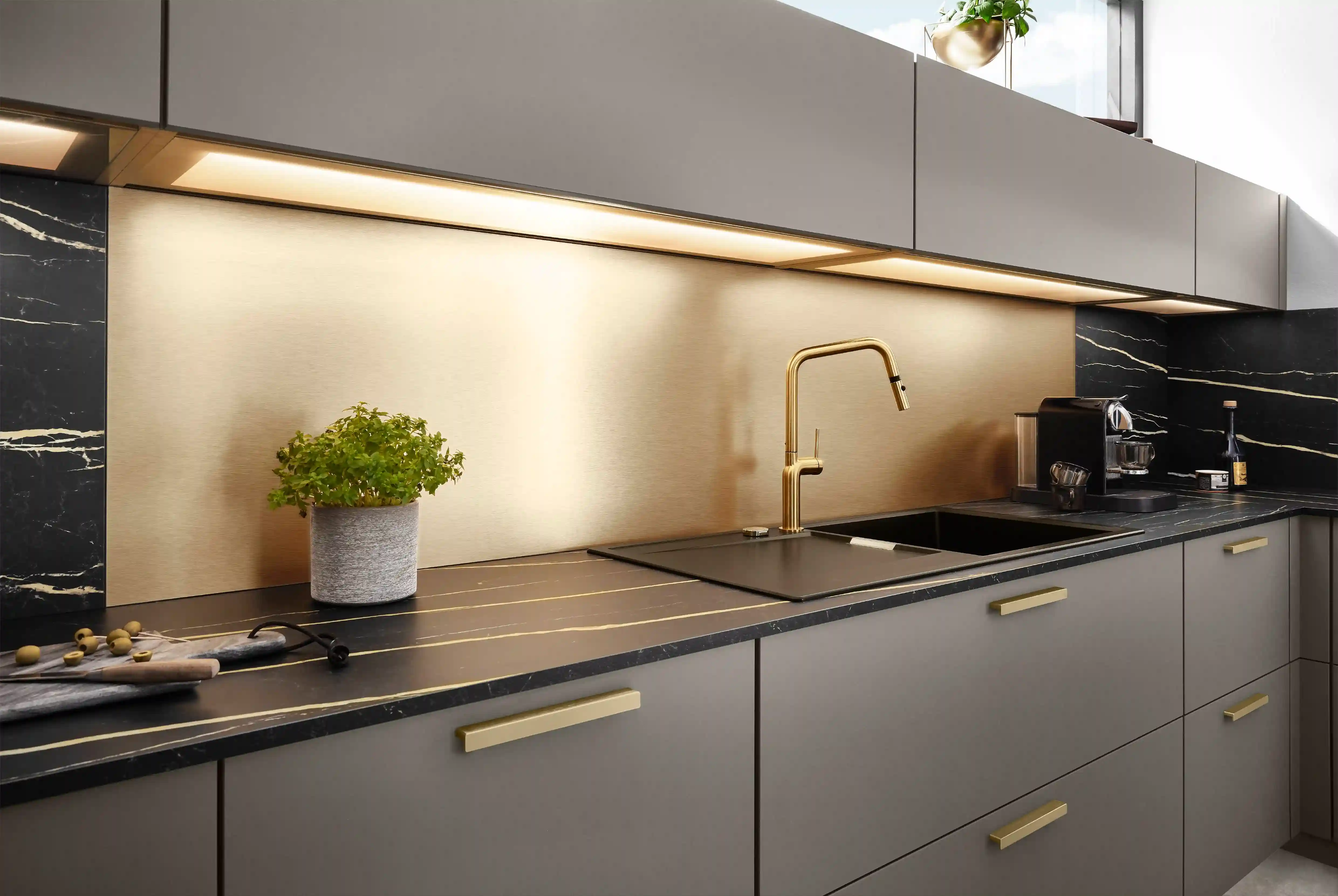 Moderne Küche mit Griffen und grauen Mattfronten, stilvolles Design und klare Linien als Beispiel für Küchen nach Stil und Design Moderne Küche mit Griffen und grauen Mattfronten, stilvolles Design und klare Linien als Beispiel für Küchen nach Stil und Design