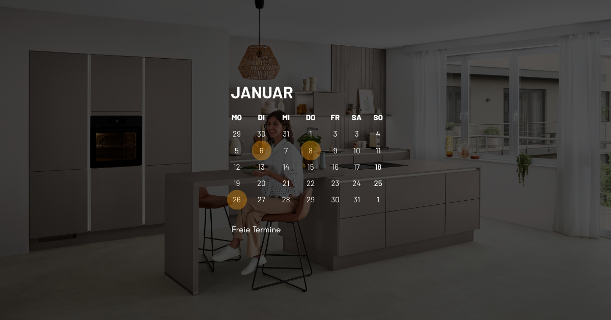 Moderne Küche mit Kücheninsel, Barhockern und großem Fenster, darüber ein Kalender für Januar mit markierten Terminen Moderne Küche mit Kücheninsel, Barhockern und großem Fenster, darüber ein Kalender für Januar mit markierten Terminen