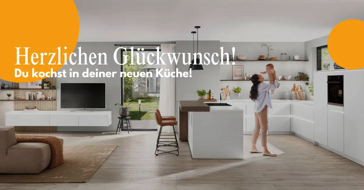 Moderne weiße Küche mit Kochinsel, in der eine Frau ein Kind hochhebt, Text 'Herzlichen Glückwunsch! Du kochst in deiner neuen Küche!' Moderne weiße Küche mit Kochinsel, in der eine Frau ein Kind hochhebt, Text 'Herzlichen Glückwunsch! Du kochst in deiner neuen Küche!'