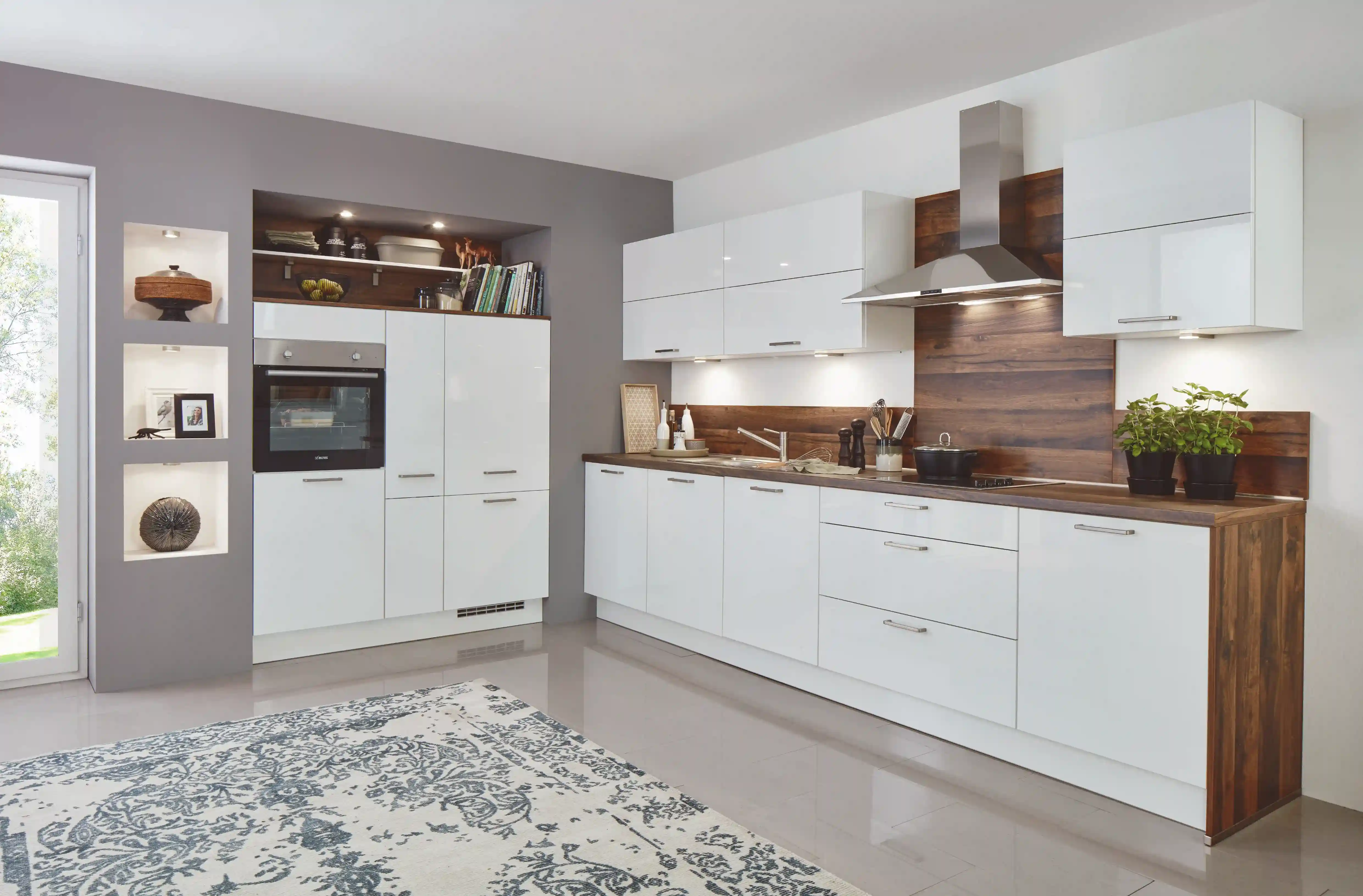 Weiße Küche im klassisch-eleganten Küchenstil mit Holzarbeitsplatte und Nischenverkleidung für stilvolle Küchenräume Weiße Küche im klassisch-eleganten Küchenstil mit Holzarbeitsplatte und Nischenverkleidung für stilvolle Küchenräume