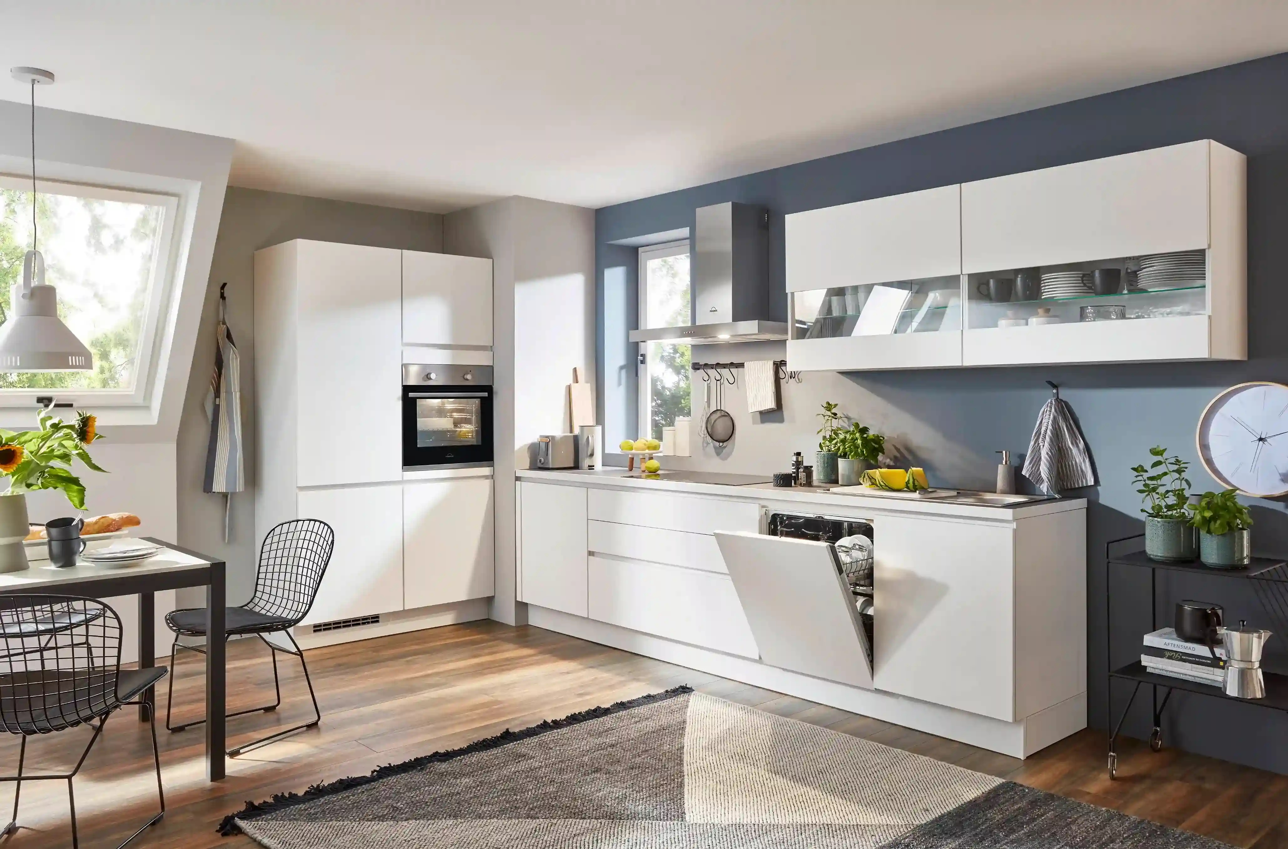 Weiße L-Küche im klassischen Küchenstil mit zeitlosen Details und eleganter Ausstrahlung als Beispiel für Küchen nach Stil & Design Weiße L-Küche im klassischen Küchenstil mit zeitlosen Details und eleganter Ausstrahlung als Beispiel für Küchen nach Stil & Design