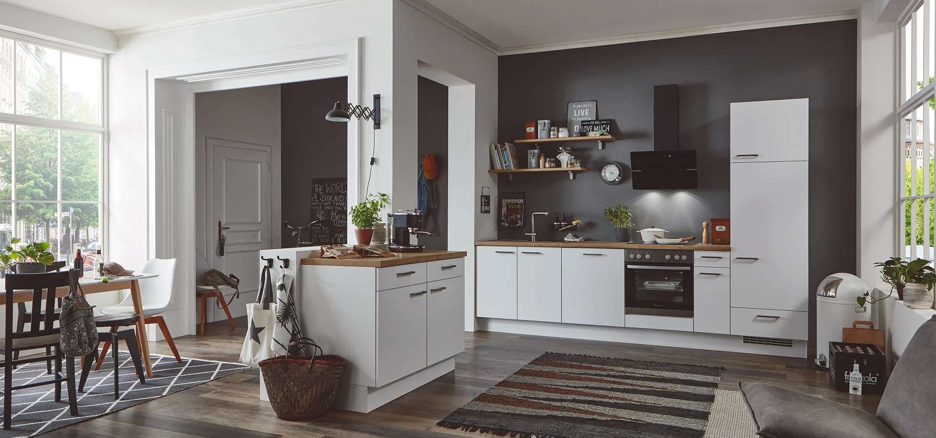 Weiße Landhausküche mit zwei Personen – klassisches Küchendesign im Landhausstil Weiße Landhausküche mit zwei Personen – klassisches Küchendesign im Landhausstil