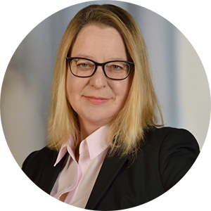 Porträtfoto der möbelnavi Autorin Andrea Netenjakob. Schulterlanges blondes glattes Haar, Brille, schwarzer Blazer und rosa Bluse.