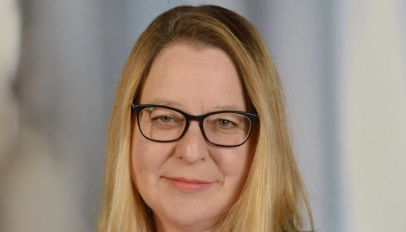 Porträtfoto von Andrea Netenjakob, erwachsene Frau mit Brille. schulterlanges, dunkelblondes Haar. Porträtfoto von Andrea Netenjakob, erwachsene Frau mit Brille. schulterlanges, dunkelblondes Haar.