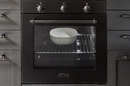 Ein Backofen mit einer leeren Backform Ein Backofen mit einer leeren Backform