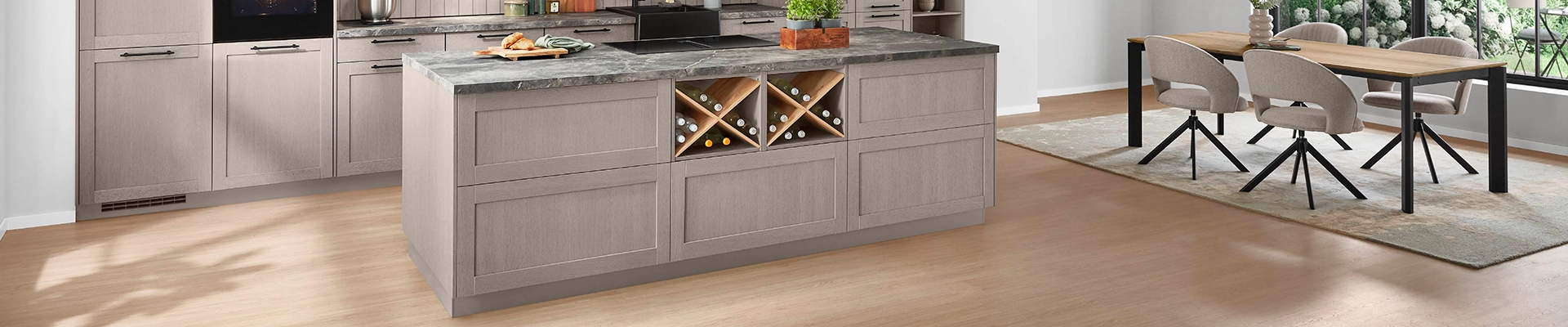 Ausschnitt einer beigen Küche mit Insel und Weinregaleinsatz Ausschnitt einer beigen Küche mit Insel und Weinregaleinsatz