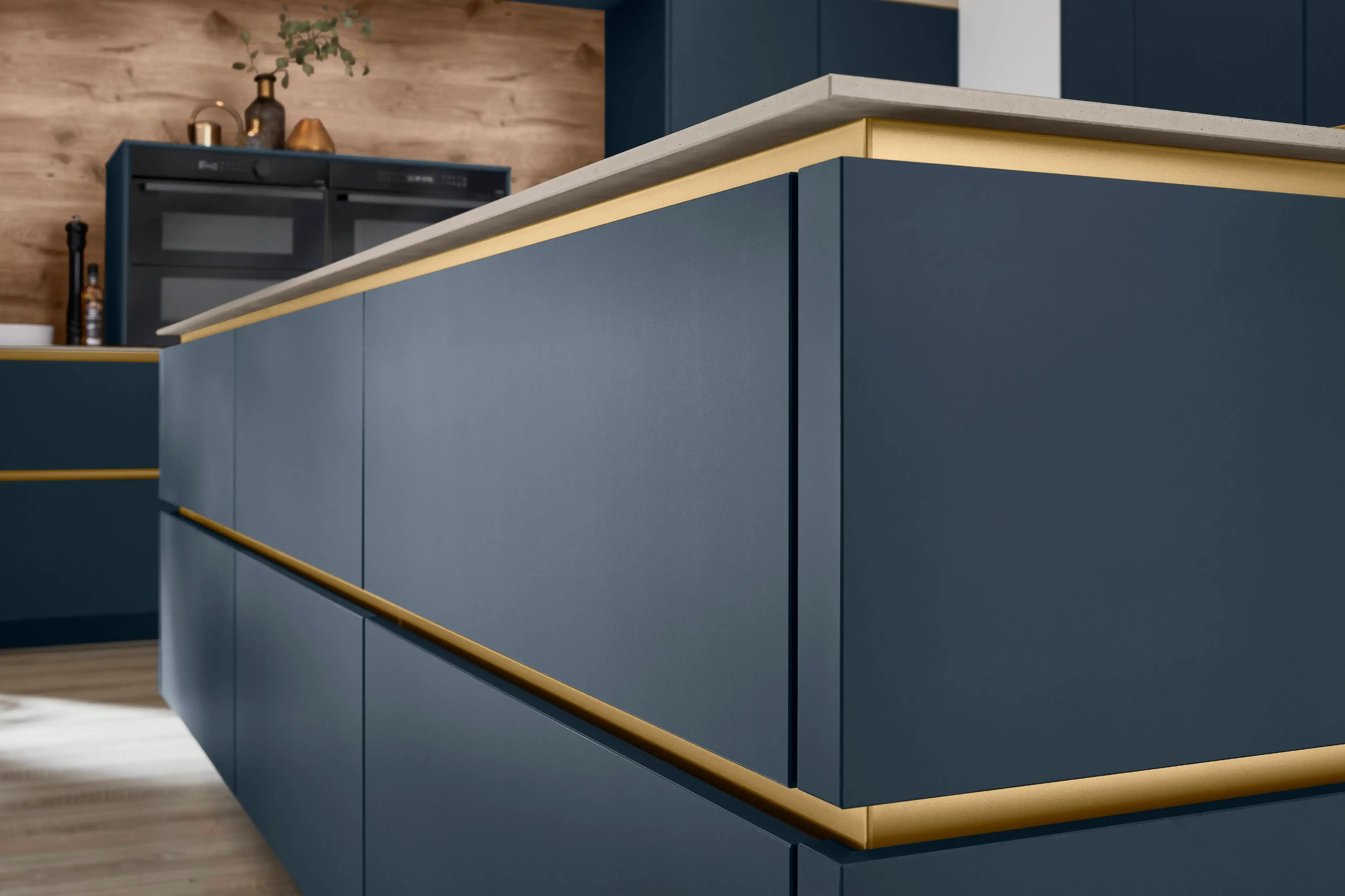 Moderne Küche mit blauen Mattfronten und Kücheninsel Moderne Küche mit blauen Mattfronten und Kücheninsel