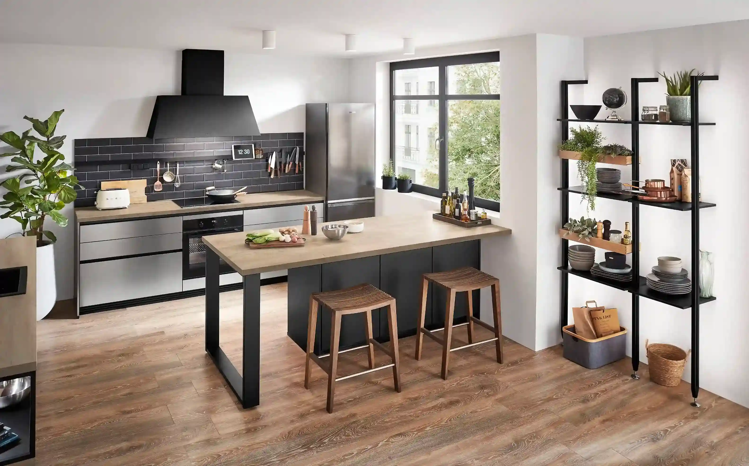 Einbauküche mit Kochinsel in moderner Holzoptik, dunklen Fronten und schwarzer Nischenverkleidung Einbauküche mit Kochinsel in moderner Holzoptik, dunklen Fronten und schwarzer Nischenverkleidung