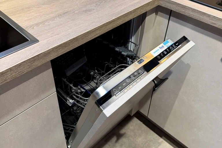 Ein 45cm breiter Geschirrspüler öffnet sich. Er ist perfekt für eine einzeilige Küche. Ein 45cm breiter Geschirrspüler öffnet sich. Er ist perfekt für eine einzeilige Küche.