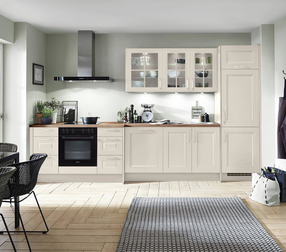 Wir sehen eine cremefarbene Küchenzeile mit der Anordnung: Herd, Spüle, Kühlschrank. Sie besteht aus einem Hochschrank, 6 Unterschränken und 3 Wandschränken. Wir sehen eine cremefarbene Küchenzeile mit der Anordnung: Herd, Spüle, Kühlschrank. Sie besteht aus einem Hochschrank, 6 Unterschränken und 3 Wandschränken.