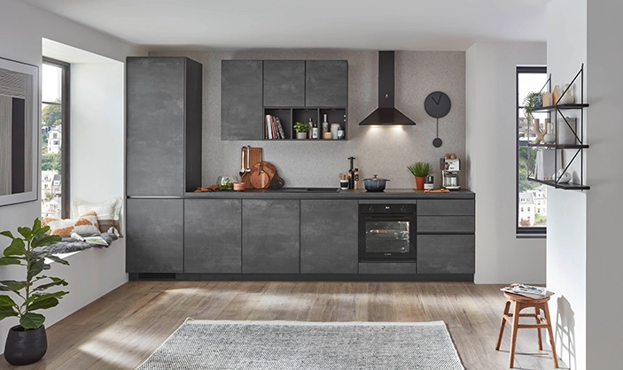 Eine betongraue Küchenzeile mit glatten Fronten. Sie besteht aus einem Hochschrank, 4 Unterschränken sowie drei Wandschränken. Eine betongraue Küchenzeile mit glatten Fronten. Sie besteht aus einem Hochschrank, 4 Unterschränken sowie drei Wandschränken.