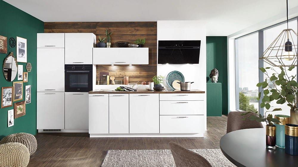 Weiße Küchenzeile mit Nische mit Ablagefläche. Sie besteht aus zwei Hochschränken, 4 Unterschränken und einem Wandklappenschrank. Weiße Küchenzeile mit Nische mit Ablagefläche. Sie besteht aus zwei Hochschränken, 4 Unterschränken und einem Wandklappenschrank.