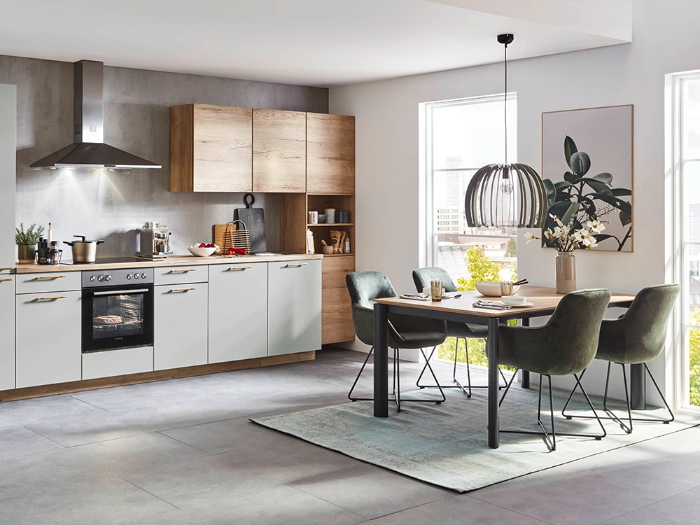 Einzeilige Küche mit grünen und holzfarbenen Fronten sowie Esstisch und 4 Stühle Einzeilige Küche mit grünen und holzfarbenen Fronten sowie Esstisch und 4 Stühle