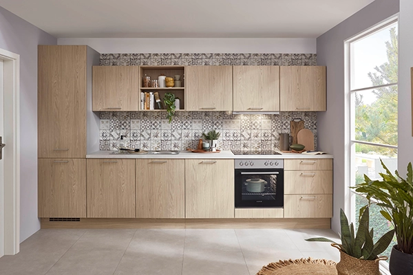 Einzeilige Küche im Scandi Stil mit einem Hochschrank, 5 Unterschränken und 5 Oberschränken. Die Nischenwandverkleidung ist gemustert. Einzeilige Küche im Scandi Stil mit einem Hochschrank, 5 Unterschränken und 5 Oberschränken. Die Nischenwandverkleidung ist gemustert.