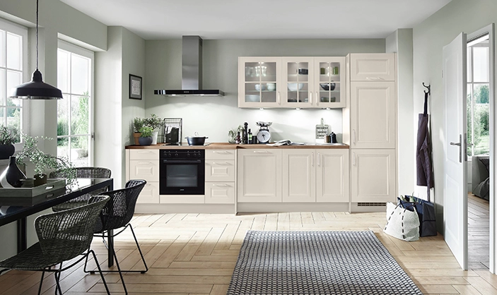 Wir sehen eine einzeilige Küche im Landhausstil. Sie besteht aus einem Hochschrank, 6 Unterschränken und drei Wandschränken mit Sprossenfenstern. Wir sehen eine einzeilige Küche im Landhausstil. Sie besteht aus einem Hochschrank, 6 Unterschränken und drei Wandschränken mit Sprossenfenstern.