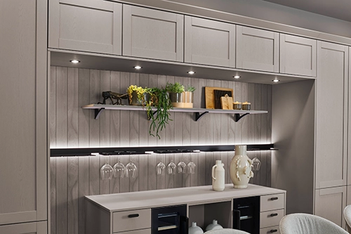 Elegante Küchenwand mit hellen Holzfronten, offenen Regalen, Dekoobjekten und integrierter Beleuchtung. Elegante Küchenwand mit hellen Holzfronten, offenen Regalen, Dekoobjekten und integrierter Beleuchtung.