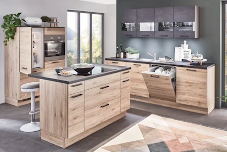 Moderne Holzküche mit Kochinsel, integrierten Geräten und viel Stauraum in hellem, wohnlichem Design. Moderne Holzküche mit Kochinsel, integrierten Geräten und viel Stauraum in hellem, wohnlichem Design.