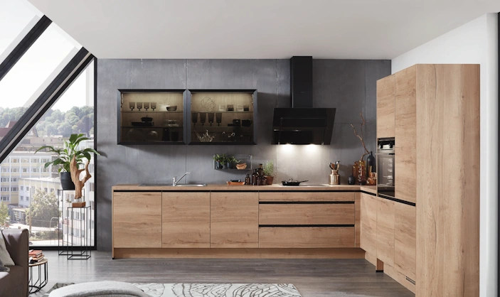 Moderne Küche mit Holzfronten, grauer Wandgestaltung und dunklen Akzenten in einem offenen, zeitgemäßen Design. Moderne Küche mit Holzfronten, grauer Wandgestaltung und dunklen Akzenten in einem offenen, zeitgemäßen Design.