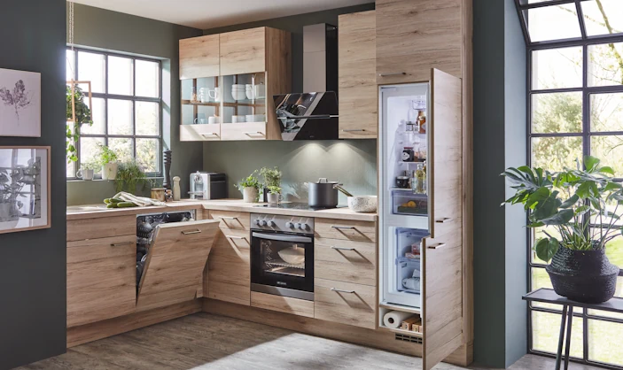 Moderne Küche in Holzoptik mit grünen Wänden, einem Hängeschrank mit Glaseinsatz, viel Tageslicht und natürlicher, wohnlicher Atmosphäre. Moderne Küche in Holzoptik mit grünen Wänden, einem Hängeschrank mit Glaseinsatz, viel Tageslicht und natürlicher, wohnlicher Atmosphäre.