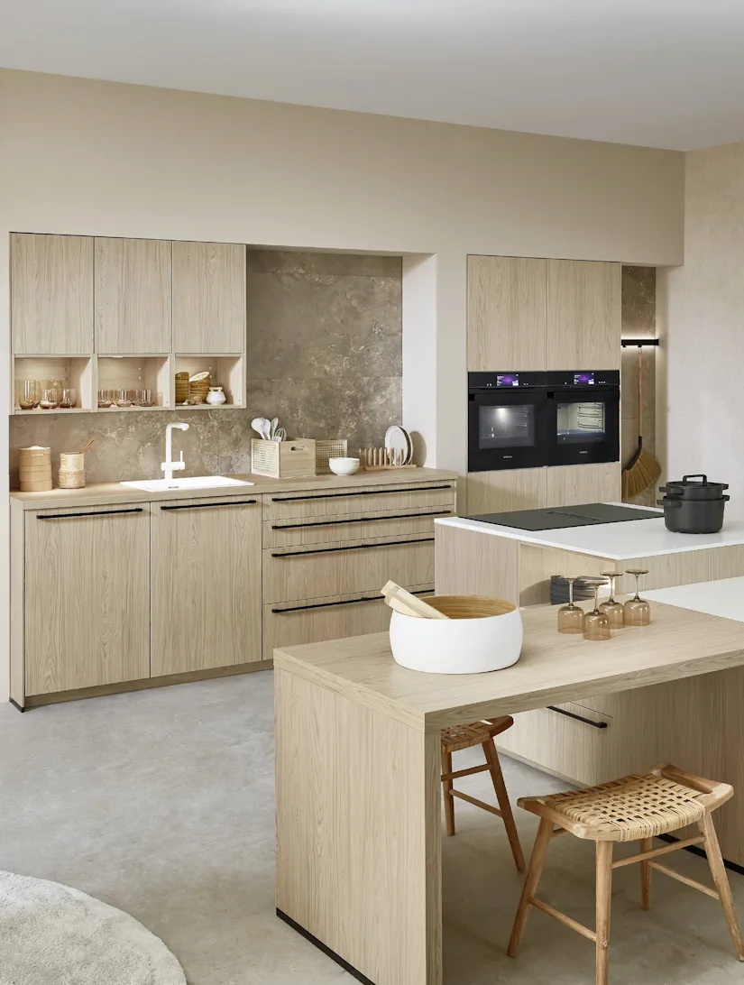 Helle Holzküche mit natürlicher Holzmaserung, klaren Fronten und harmonischen Naturtönen in zeitlosem Design.